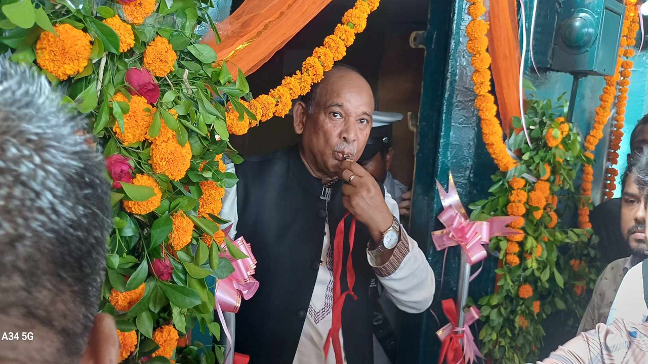 রামসাগর এক্সপ্রেস পুনরায় চলাচলের উদ্বোধন করেন রেলপথ মন্ত্রী মো. নূরুল ইসলাম সুজন। ছবি : কালবেলা