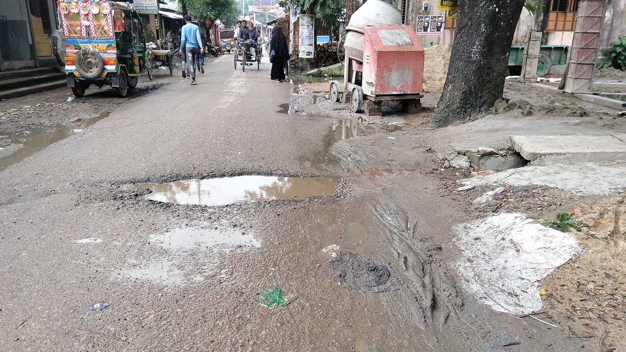 ভেঙে যাওয়া সড়ক। ছবি : কালবেলা