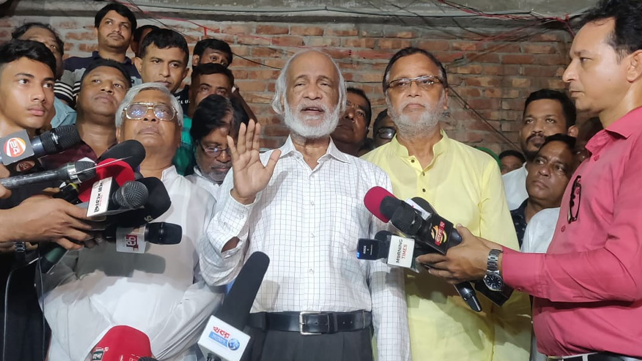 সাংবাদিকদের সঙ্গে আলাপকালে বিএনপির স্থায়ী কমিটির সদস্য ড. আব্দুল মঈন খান। ছবি : কালবেলা