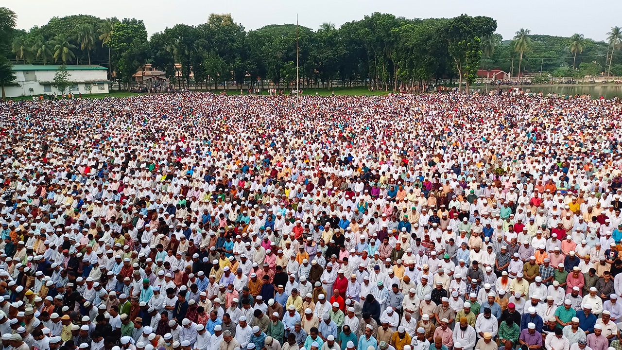 সাবেক ধর্মমন্ত্রী মতিউর রহমানের জানাজায় মানুষের ঢল। ছবি : কালবেলা