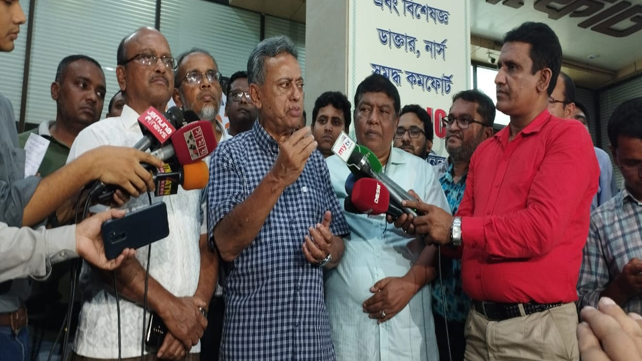 হবিগঞ্জ পৌর বিএনপির সাধারণ সম্পাদক এস এম আব্দুল আউয়ালকে হাসপাতালে দেখতে গিয়ে সাংবাদিকদের সঙ্গে কথা বলছেন আমীর খসরু মাহমুদ। ছবি : কালবেলা