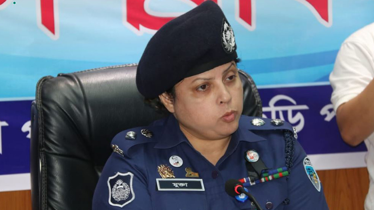 প্রেস ব্রিফিংয়ে কথা বলেন পুলিশ সুপার মুক্তা ধর। ছবি : সংগৃহীত