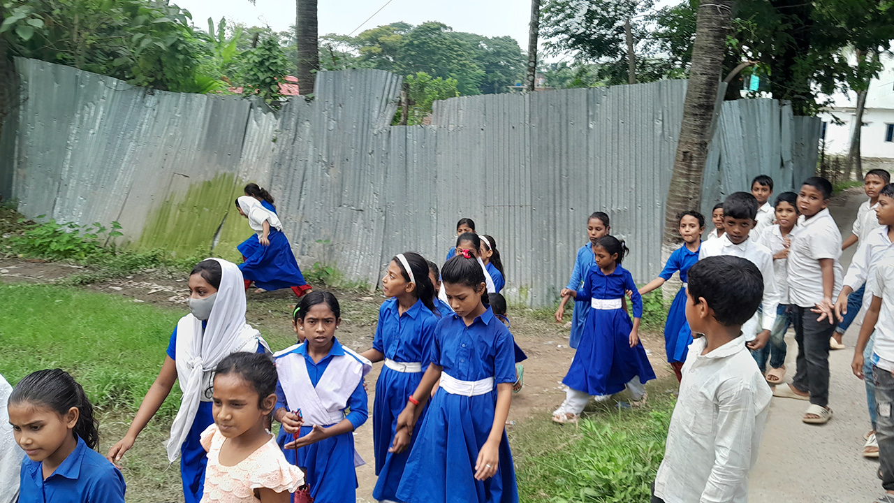 আনোয়ারায় স্কুলের মাঠ দখল। ছবি : কালবেলা