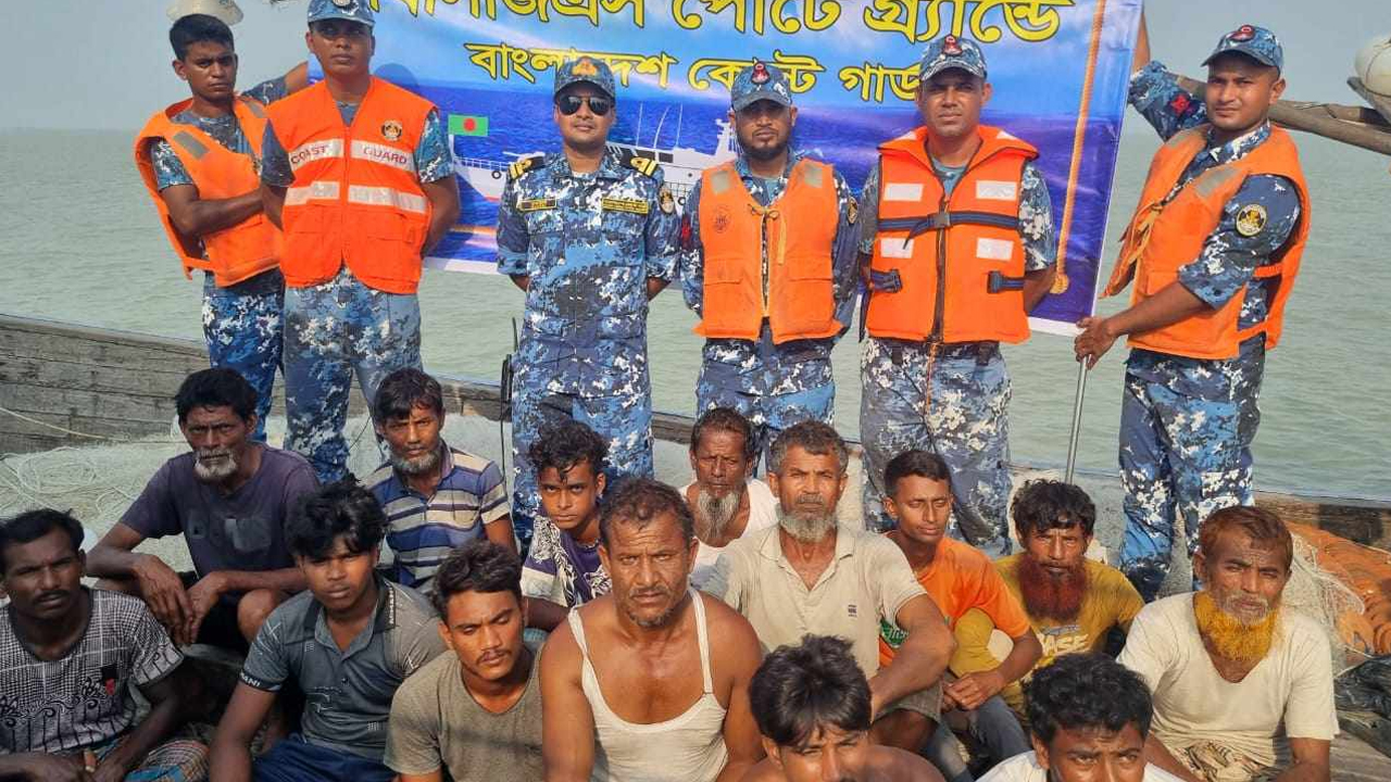 উদ্ধার হওয়া ১৪ জেলে। ছবি : কালবেলা