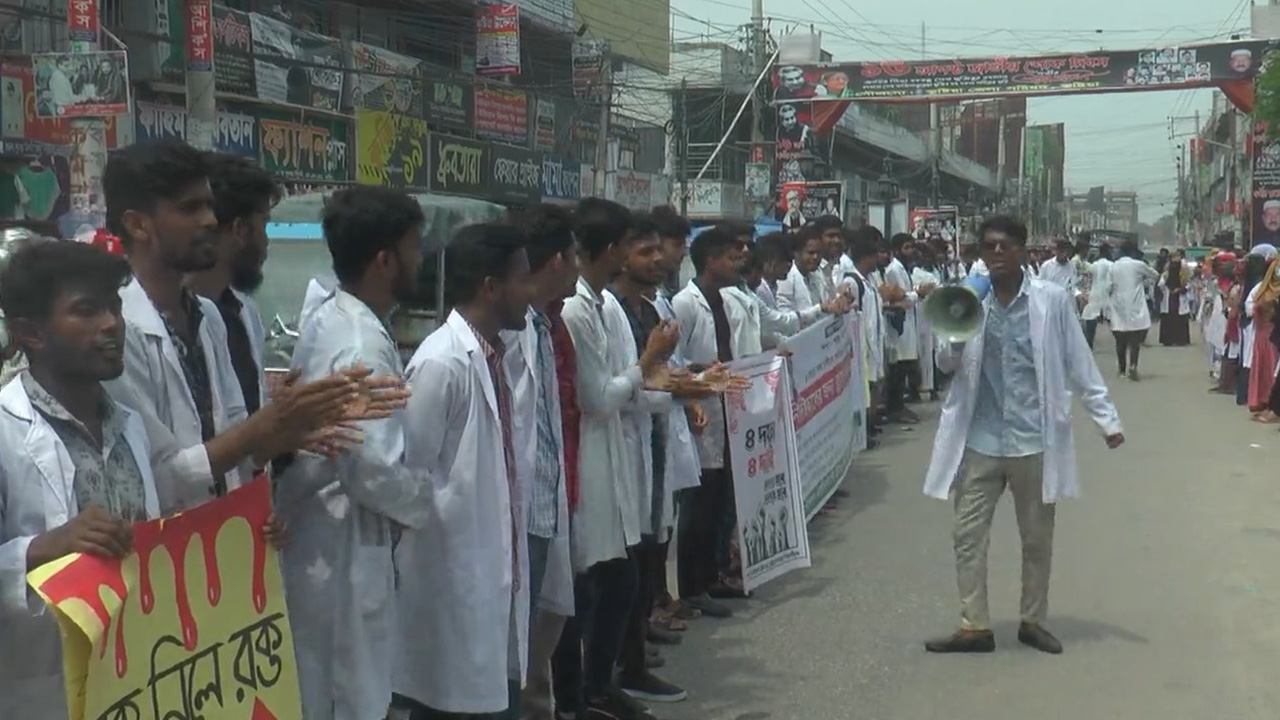কুষ্টিয়ায় ৪ দফা দাবিতে ম্যাটস শিক্ষার্থীদের সমাবেশ-মানববন্ধন। ছবি : কালবেলা