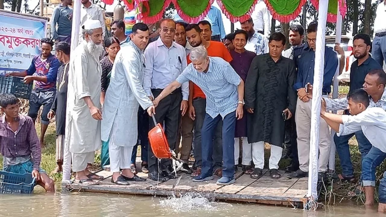 সুনামগঞ্জের শান্তিগঞ্জ উপজেলার মহাসিং নদীতে সকালে মাছের পোনা অবমুক্ত করেন পরিকল্পনামন্ত্রী এম এ মান্নান। ছবি : সংগৃহীত