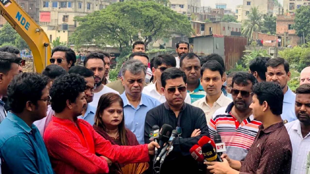 আদি বুড়িগঙ্গা চ্যানেল পুনরুদ্ধারে চলমান কার্যক্রম পরিদর্শন করেন মেয়র শেখ ফজলে নূর তাপস। ছবি: সংগৃহীত