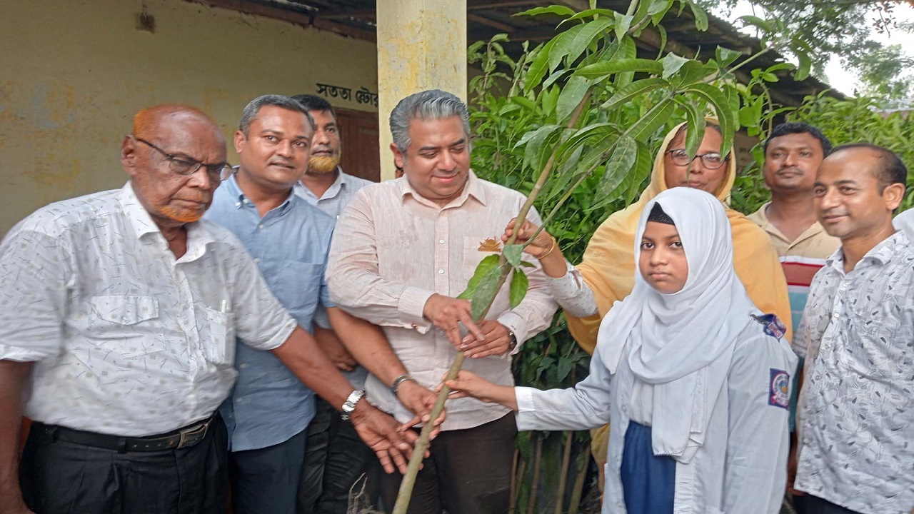 মিঠাপুকুর মডেল সরকারি উচ্চ বিদ্যালয়ে এক শিক্ষার্থীর হাতে ফলের চারা তুলে দিচ্ছেন আওয়ামী লীগ নেতা রাশেক রহমানসহ অতিথিরা। ছবি : কালবেলা