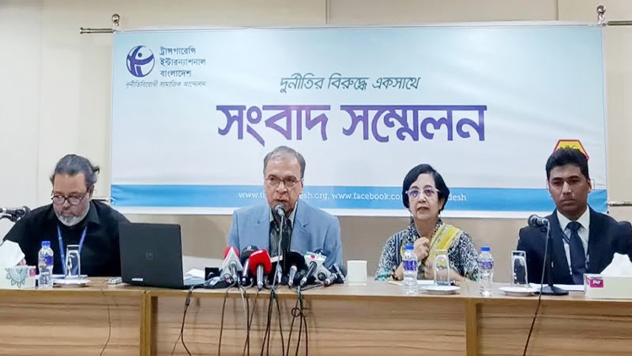 সংবাদ সম্মেলনে কথা বলছেন টিআইবি প্রধান নির্বাহী ড. ইফতেখারুজ্জামান। ছবি: সংগৃহীত
