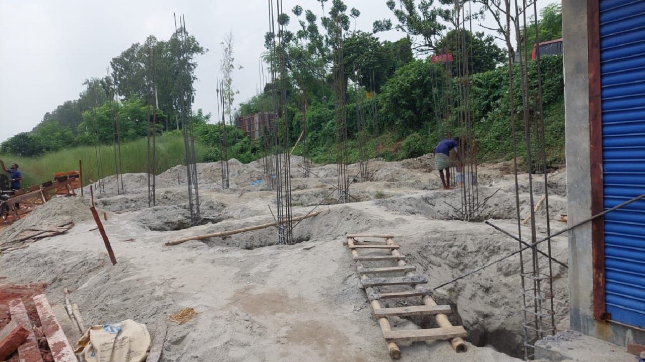 ভাঙ্গুড়ায় রেলওয়ের জায়গায় অবৈধভাবে চলছে বহুতল ভবন নির্মাণের কাজ। ছবি : কালবেলা