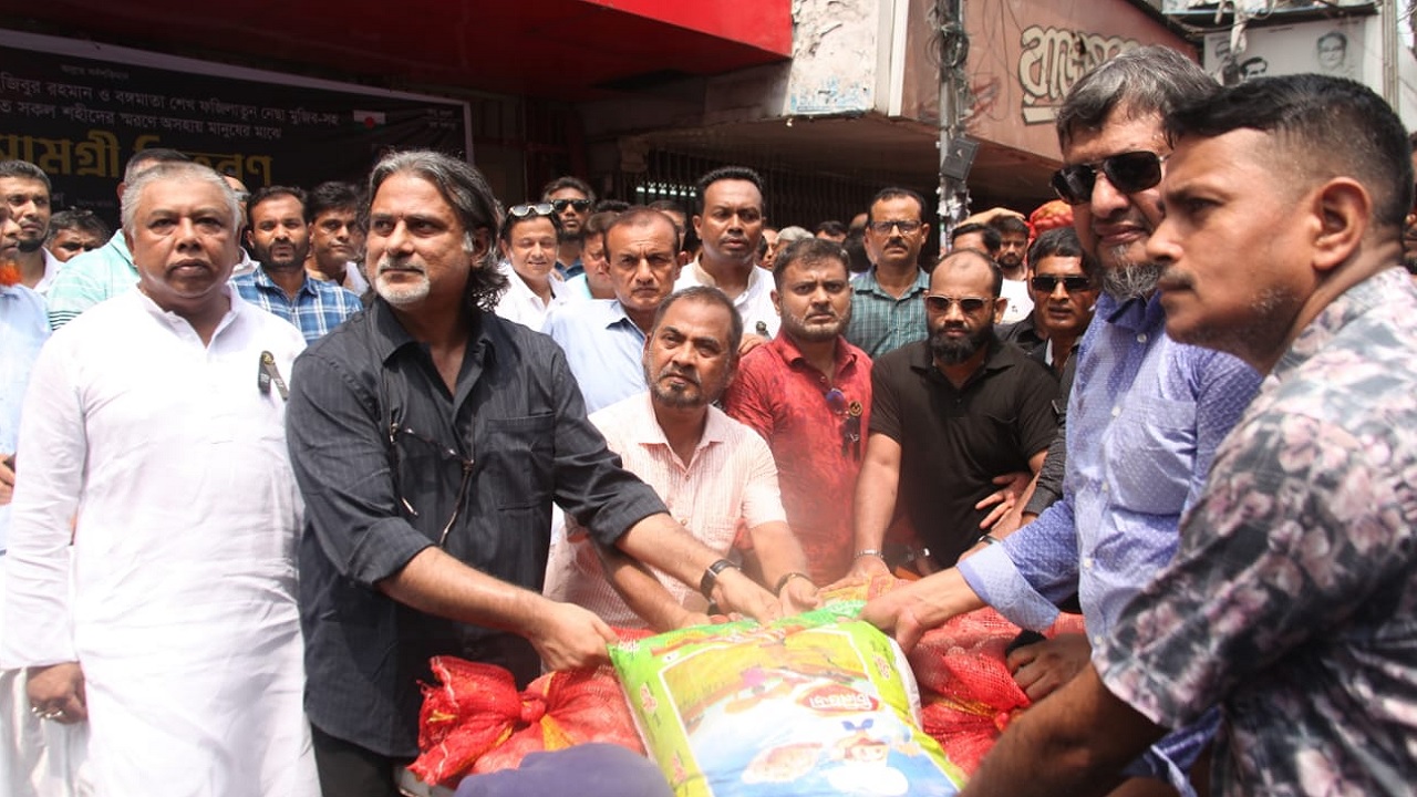 ১৫ আগস্টের নিহতদের স্মরণে অসহায় মানুষের মাঝে খাদ্যসমগ্রী বিতরণ করেন যুবলীগের চেয়ারম্যান শেখ ফজলে শামস্ পরশ। ছবি : কালবেলা
