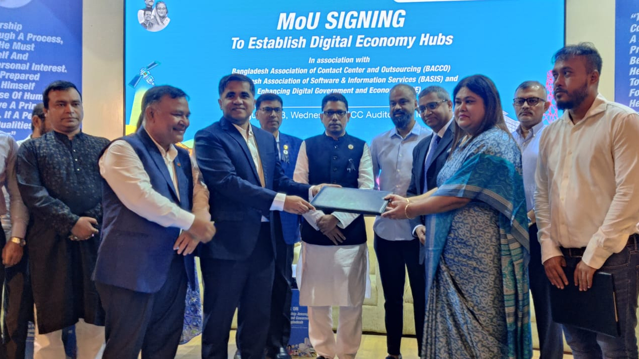 সমঝোতা স্বাক্ষর অনুষ্ঠানে আইসিটি প্রতিমন্ত্রী জুনাইদ আহমেদ পলক এবং বিশ্বব্যাংকের রিজিওনাল ডিরেক্টর পঙ্কজ গুপ্ত। ছবি : কালবেলা