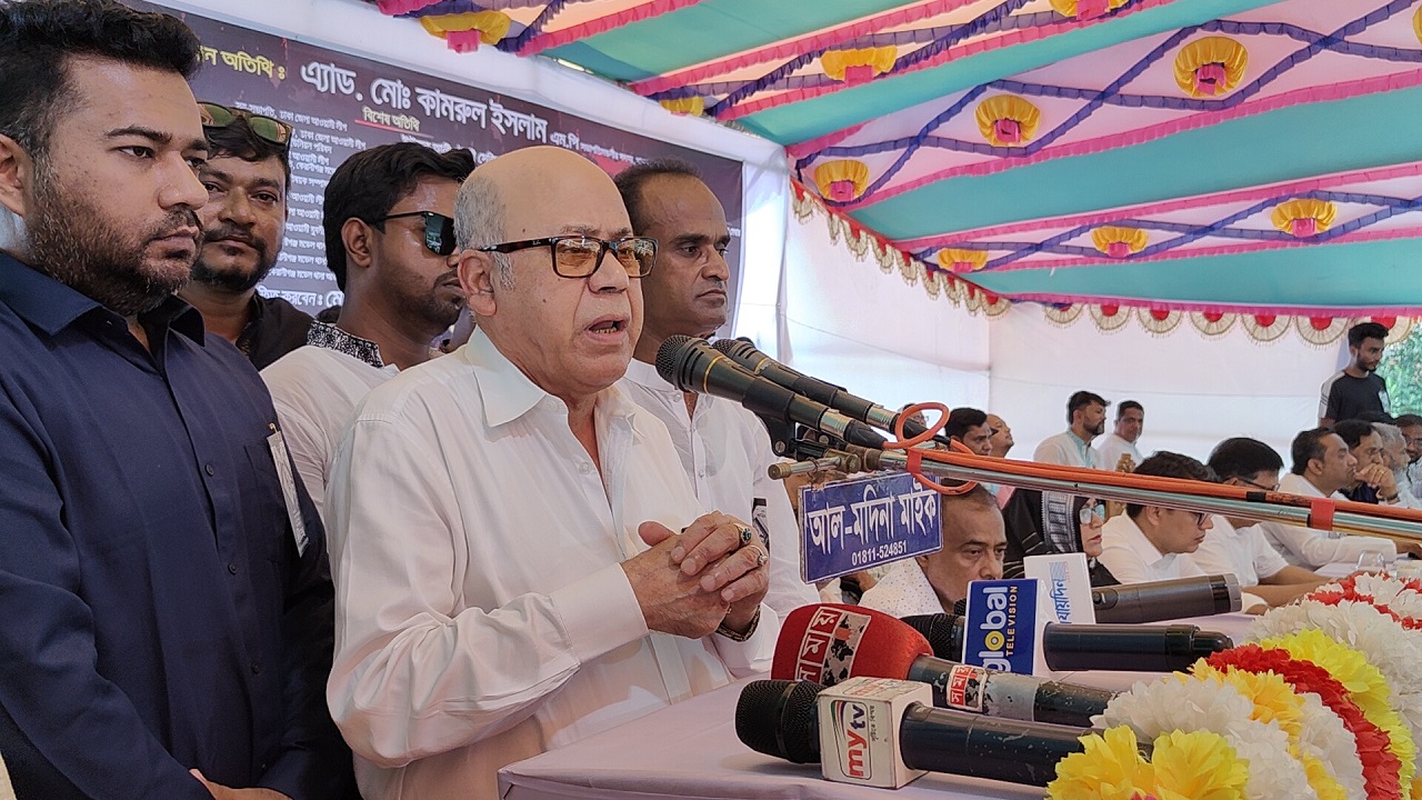 আলোচনা সভার বক্তব্য দিচ্ছেন আওয়ামী লীগের সভাপতি মন্ডলীর সদস্য অ্যাডভোকেট কামরুল ইসলাম। ছবি: কালবেলা