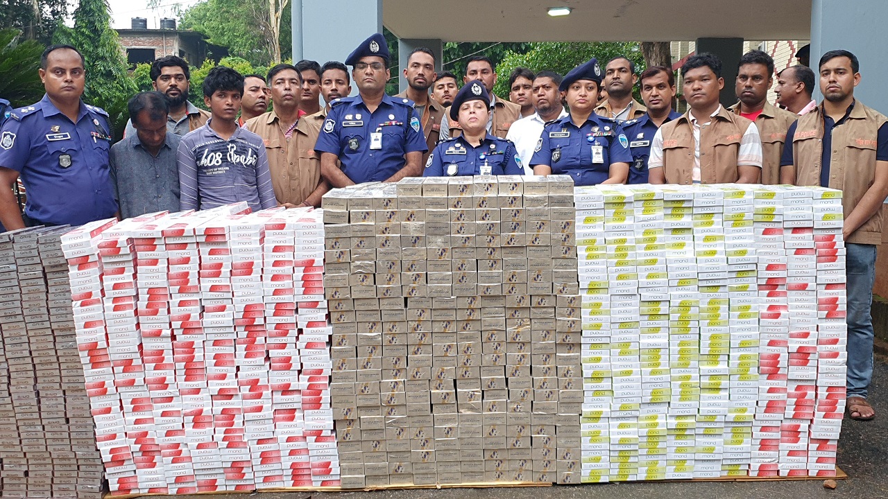 ২ হাজার ৫৬০ কার্টুন বিদেশি সিগারেট জব্দ করে  খাগড়াছড়ি জেলা পুলিশ। ছবি : কালবেলা
