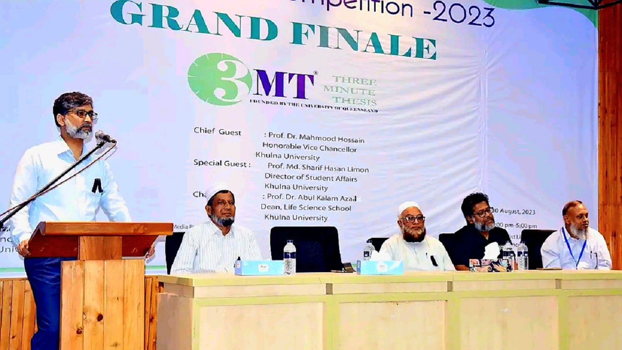 খুবির জীববিজ্ঞান স্কুল আয়োজিত ‘থ্রি মিনিট থিসিস’ কম্পিটিশনের গ্র্যান্ড ফিনালে বক্তব্য দিচ্ছেন উপাচার্য প্রফেসর ড. মাহমুদ হোসেন। ছবি : কালবেলা