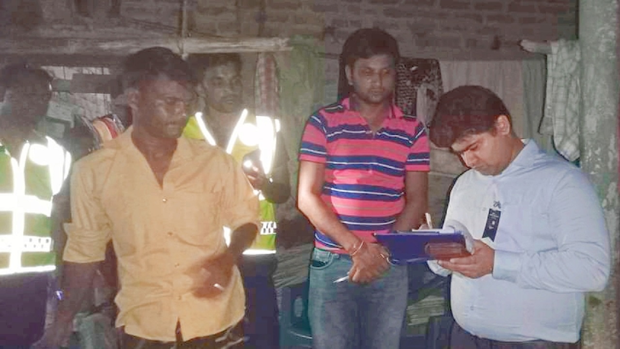 নাটোরে বাল্য বিয়ের চেষ্টাকালে ভ্রাম্যমাণ আদালতের জরিমানা। ছবি : কালবেলা