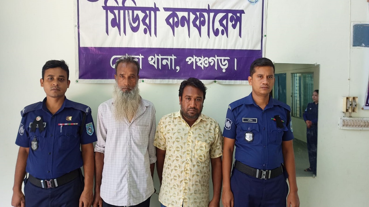 পুলিশ সদস্যদের মাঝে তক্ষকসহ আটক দুই পাচারকারী। ছবি : কালবেলা