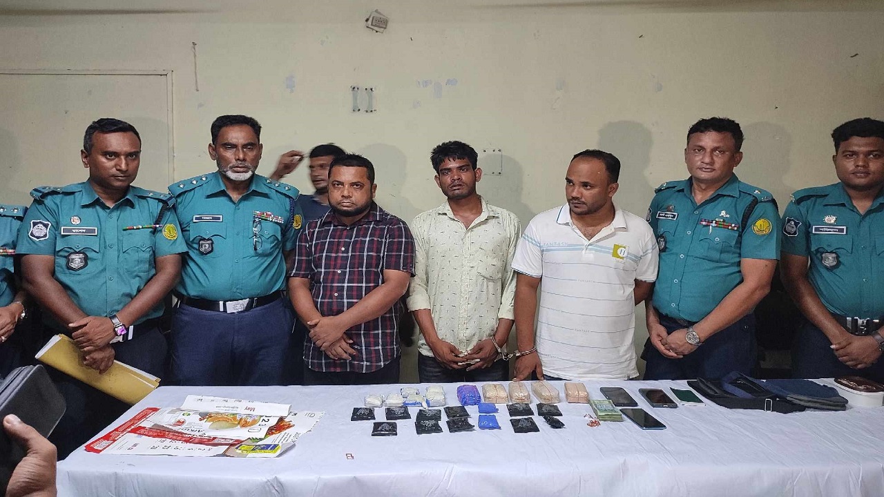 পুলিশ সদস্যদের মাঝে ইয়াবাসহ আটক তিন মাদক কারবারিরা। ছবি : কালবেলা