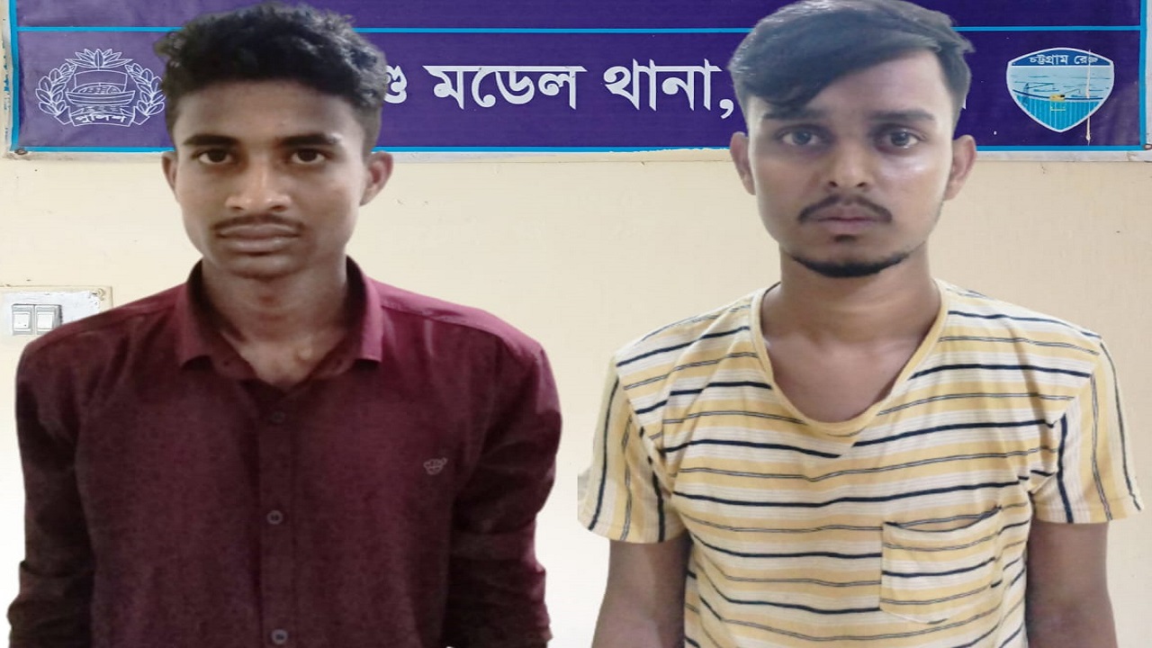 গ্রেপ্তারকৃত দুই যুবক। ছবি : কালবেলা
