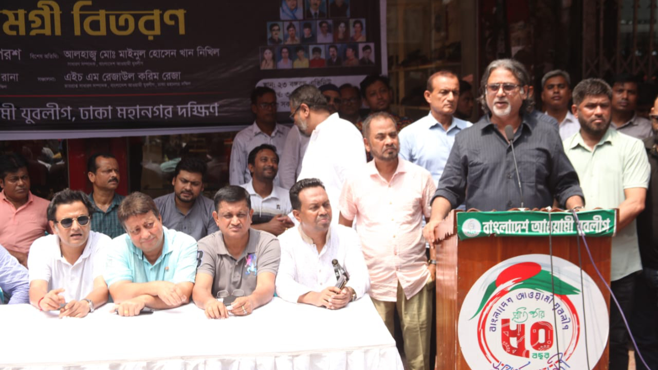 “১৫ই আগস্টের শহীদদের স্মরণে” যুবলীগের খাদ্য সমগ্রী বিতরণ। ছবি : সৌজন্য