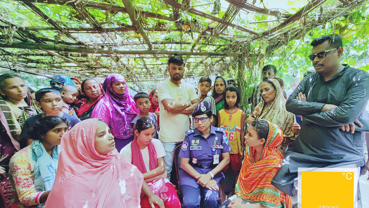নড়াইল পুলিশ সুপার মোসা. সাদিরা খাতুন নিহত বরকত আলীর বাড়িতে গিয়ে পরিবারের লোকজনের সঙ্গে সাক্ষাত করেছেন। ছবি : কালবেলা