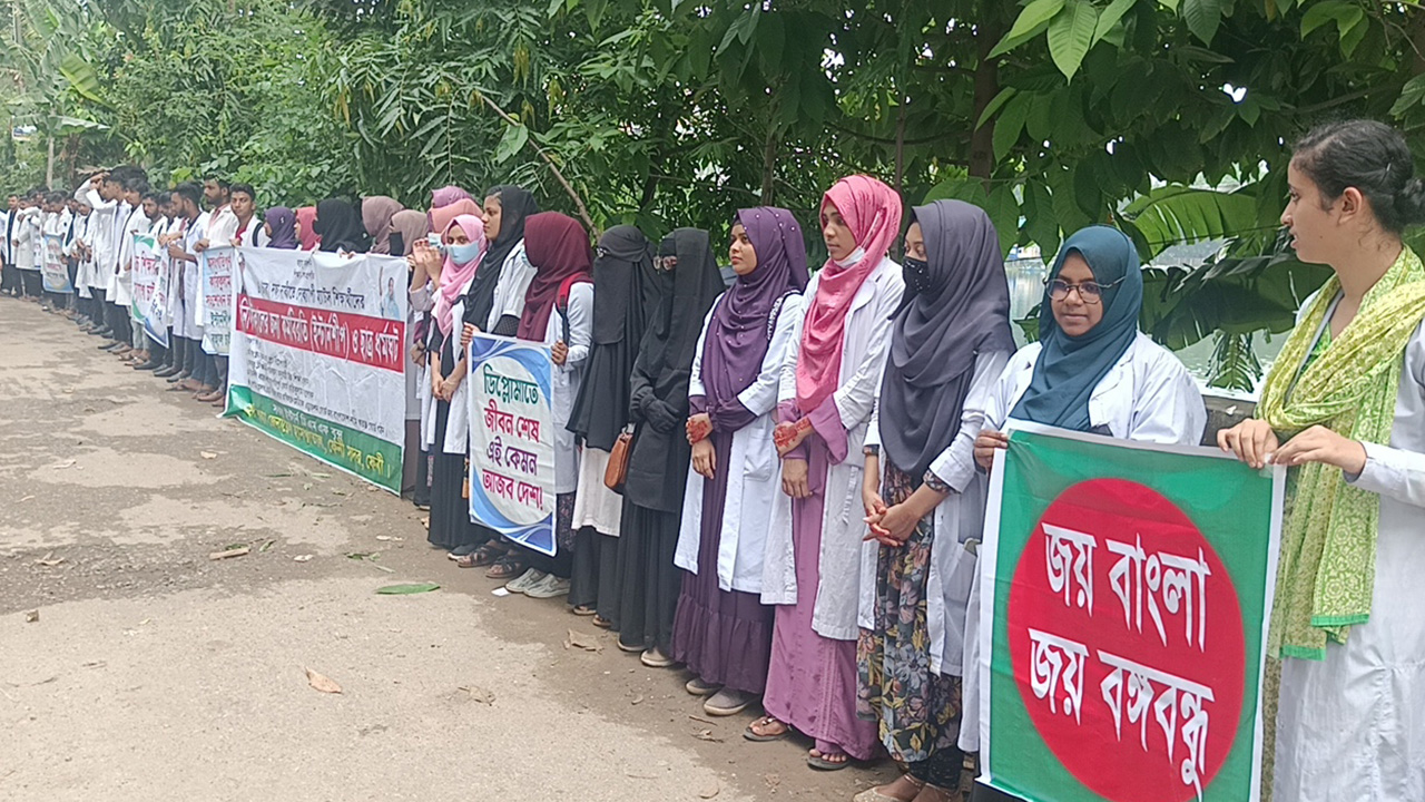 ফেনীতে ম্যাটস শিক্ষার্থীদের কর্মবিরতি অব্যাহত। ছবি : কালবেলা
