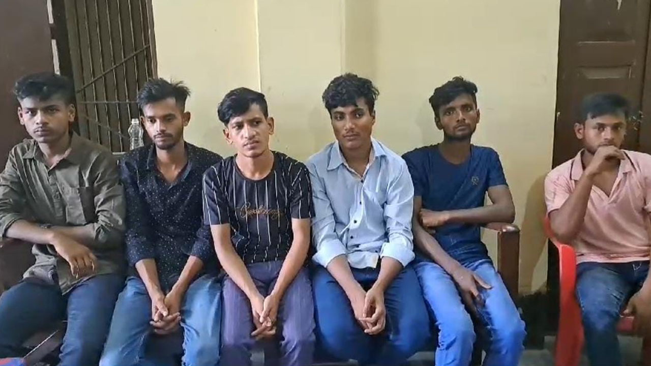 আটক ৬ বাংলাদেশি। ছবি : সংগৃহীত