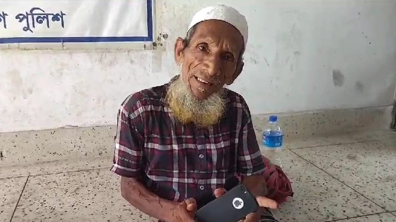 কুড়িয়ে পাওয়া মোবাইল নিয়ে থানায় মো. আব্দুস সোবহান। ছবি : কালবেলা