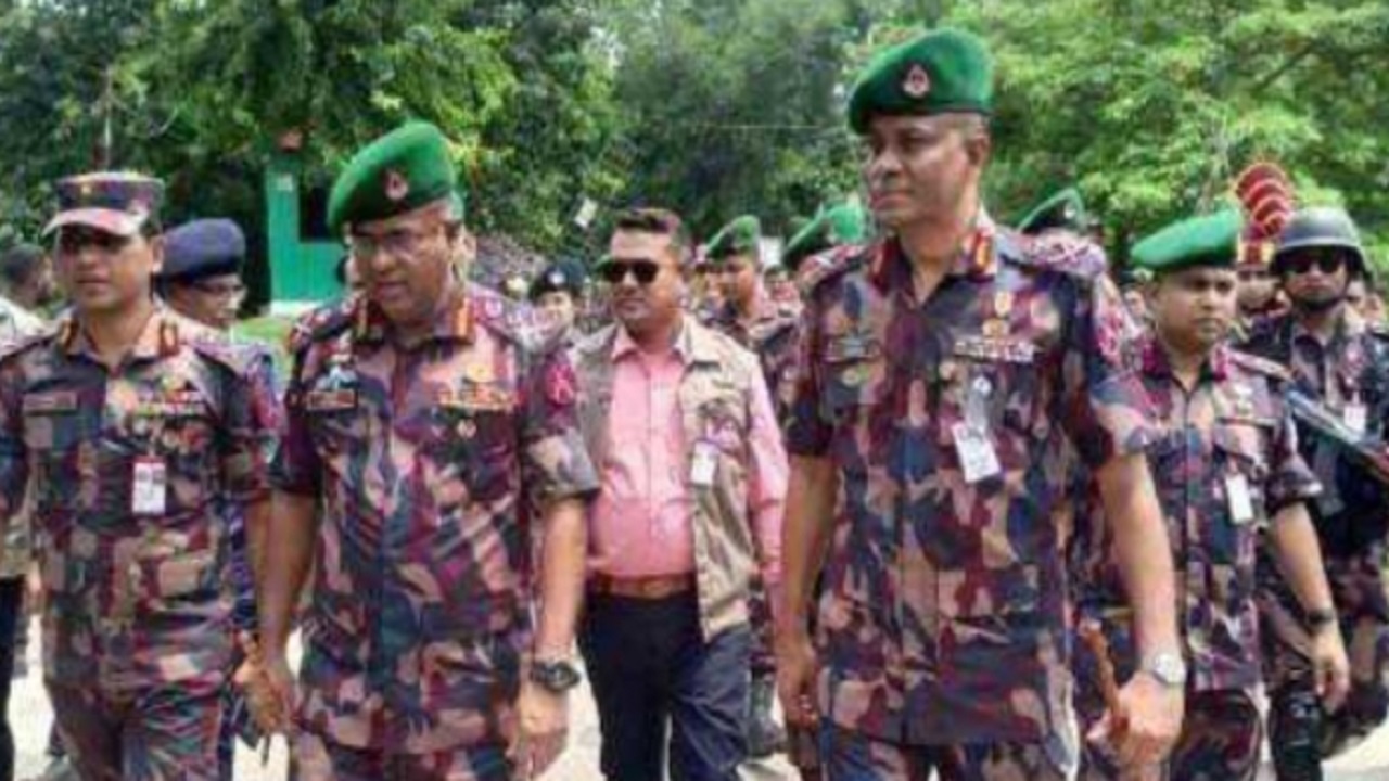 কুমিল্লা ব্যাটালিয়নের দায়িত্বপূর্ণ সীমান্ত এলাকা পরিদর্শনে বিজিবির মহাপরিচালক মেজর জেনারেল এ কে এম নাজমুল হাসান। ছবি : কালবেলা
