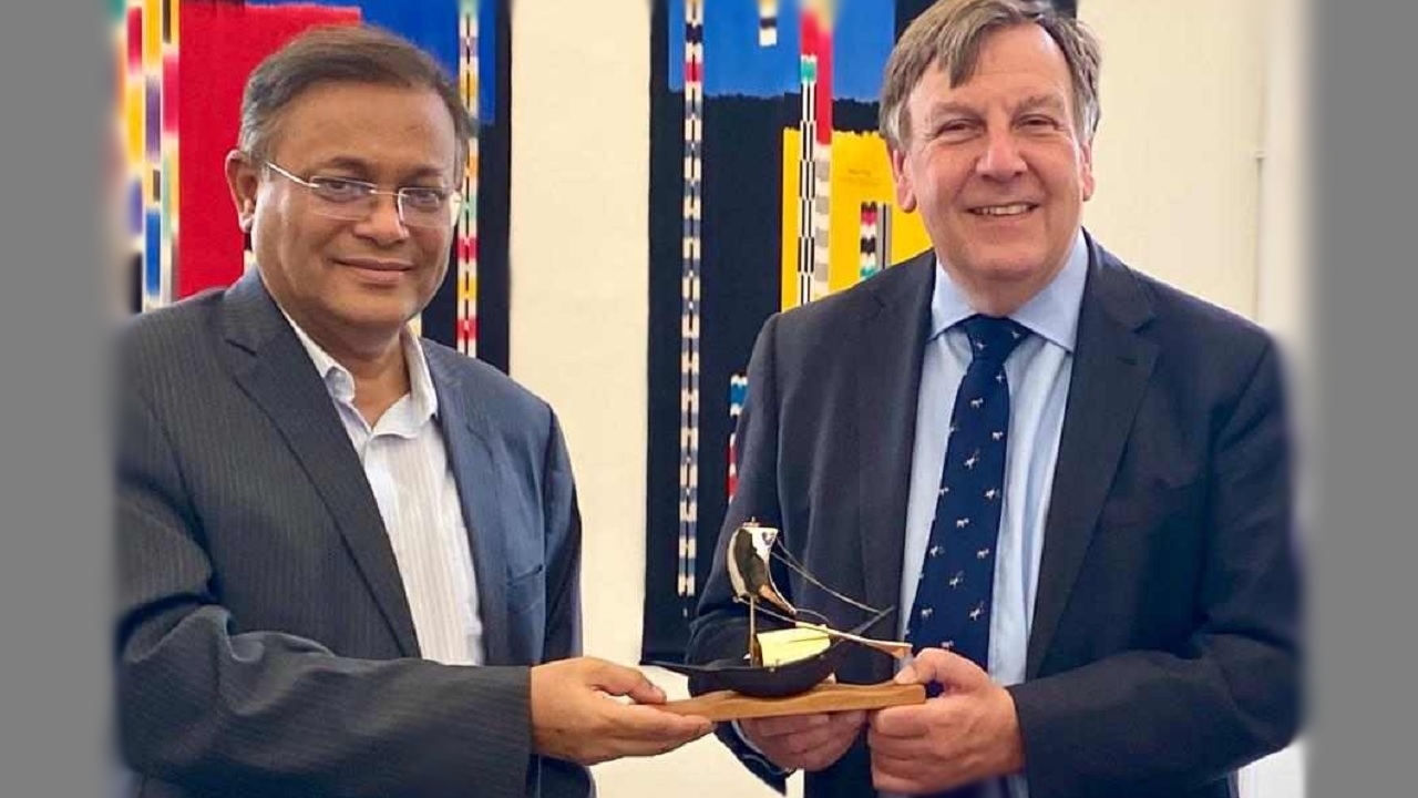 যুক্তরাজ্যের গণমাধ্যমবিষয়কমন্ত্রী স্যার জন হুইটিংডেলের সঙ্গে তথ্যমন্ত্রী ড. হাছান মাহমুদের বৈঠক। ছবি : সংগৃহীত