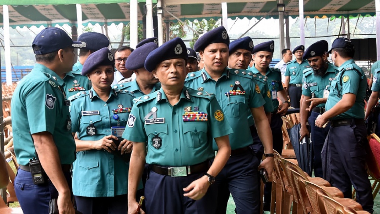 সকালে ডিএমপি কমিশনার খন্দকার গোলাম ফারুক সোহরাওয়ার্দী উদ্যানে ডিএমপির গৃহীত নিরাপত্তা ব্যবস্থা পরিদর্শন করেন। ছবি : কালবেলা