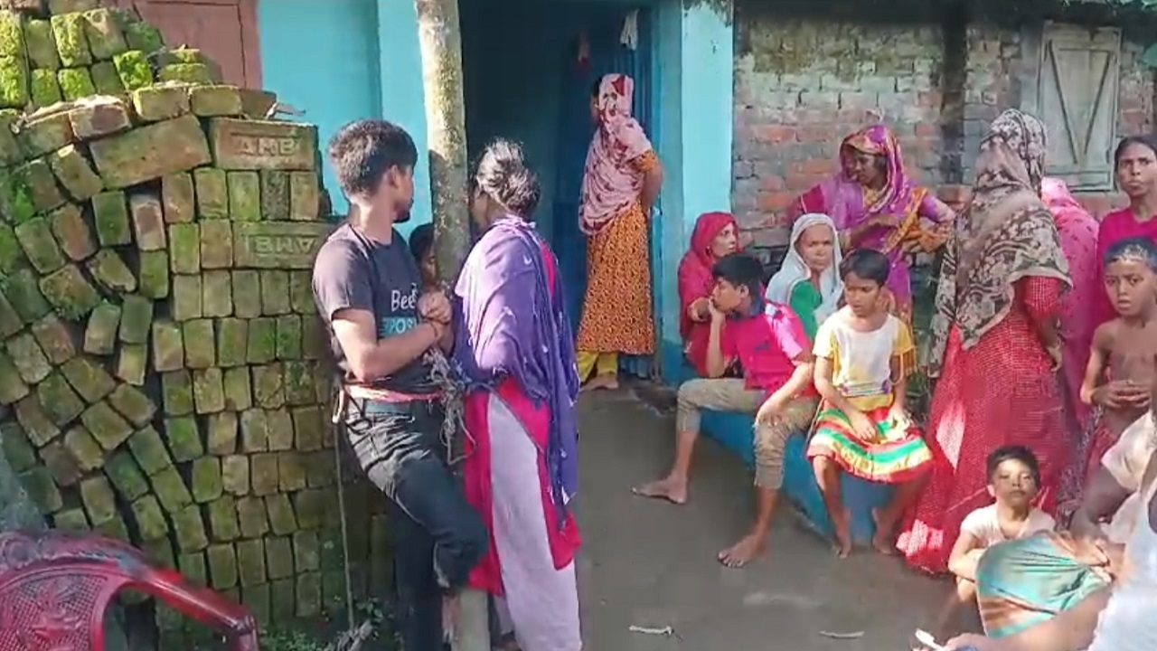 প্রেমিক যুগলকে সাবেক ইউপি মহিলা সদস্য রাহেলা বেগমের বাড়িতে সুপারি গাছে দড়ি দিয়ে বেঁধে রাখা হয়েছে। ছবি : কালবেলা