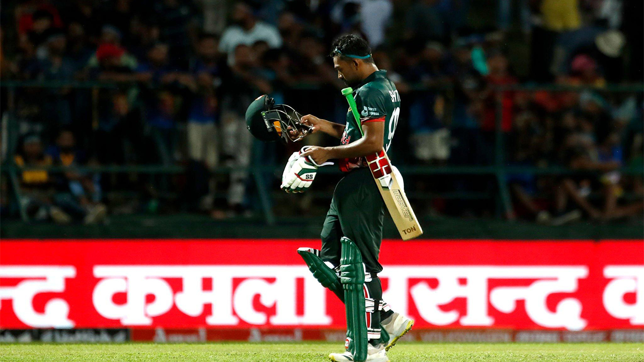 সাজঘরে ফিরে যাচ্ছেন শান্ত। ছবি : সংগৃহীত