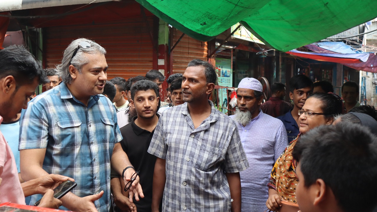 কড়াইল আদর্শনগর এলাকায় পানির পাম্প, রাস্তার উন্নয়ন কাজের উদ্বোধন ও ইউনিট আওয়ামী লীগের নেতাদের সাথে মতবিনিময় করেন মোহাম্মদ এ আরাফাত। ছবি : সংগৃহীত