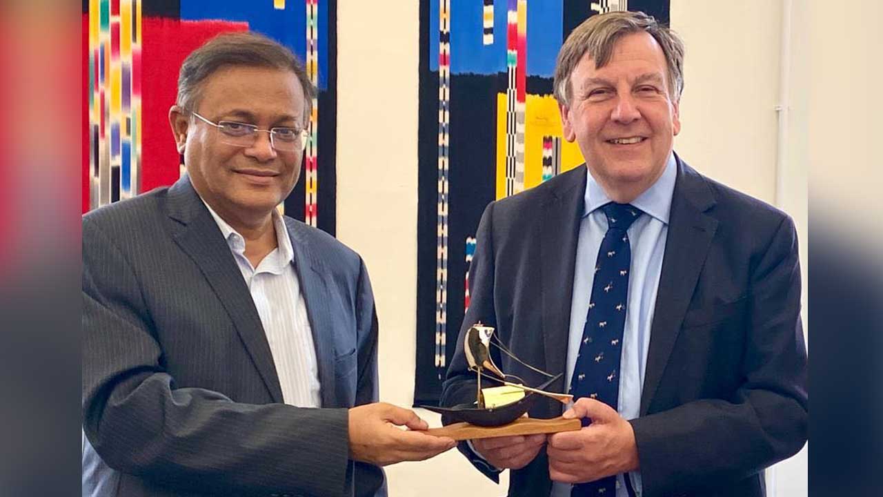 তথ্য ও সম্প্রচারমন্ত্রী ড. হাছান মাহমুদ ও স্যার জন হুইটিংডেল। ছবি : সংগৃহীত