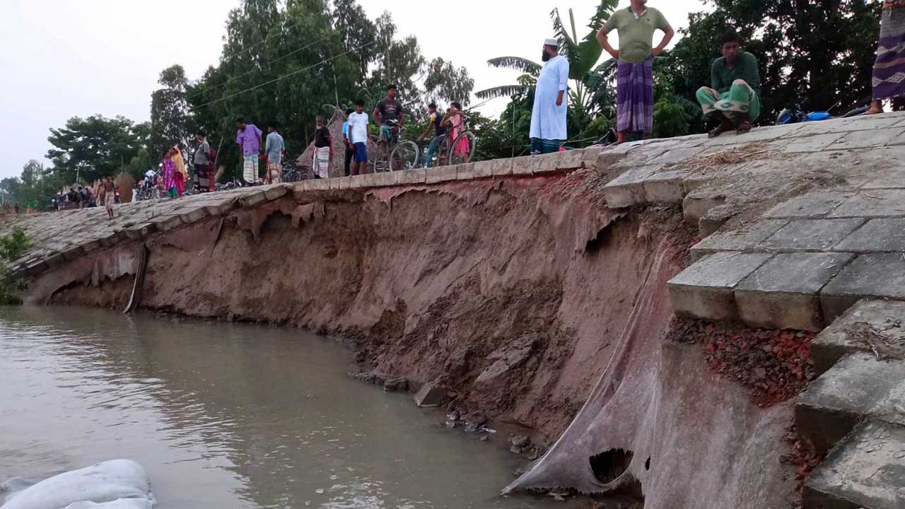 বাঁধে ধস। ছবি : কালবেলা