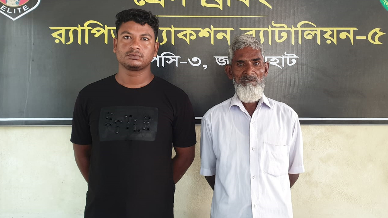জয়পুরহাটে বৃহস্পতিবার গ্রেপ্তার দুজন। ছবি : কালেবেলা
