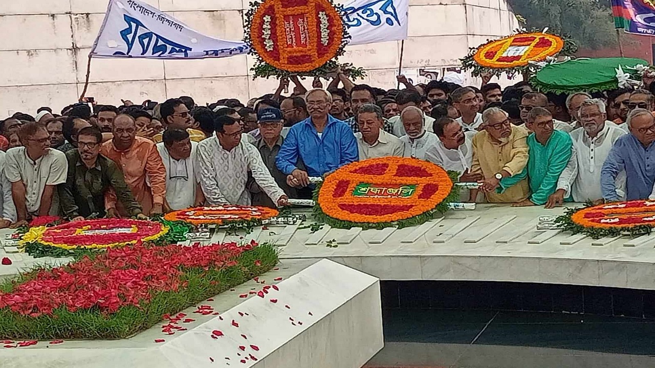 শুক্রবার সকালে রাজধানীর শেরেবাংলা নগরে জিয়ার কবরে দলটির নেতারা ফুলেল শ্রদ্ধা জানান। ছবি : কালবেলা