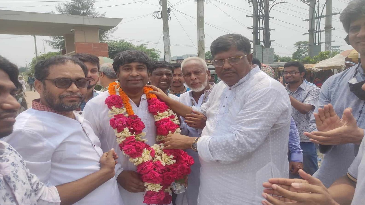 ঢাকা কেন্দ্রীয় কারাগার থেকে মুক্তি পাওয়ার পর গণতন্ত্র মঞ্চের নেতা ড.আবু ইউসুফ সেলিমকে নেতাকর্মীরা ফুল দিয়ে বরণ করেন। ছবি : কালবেলা