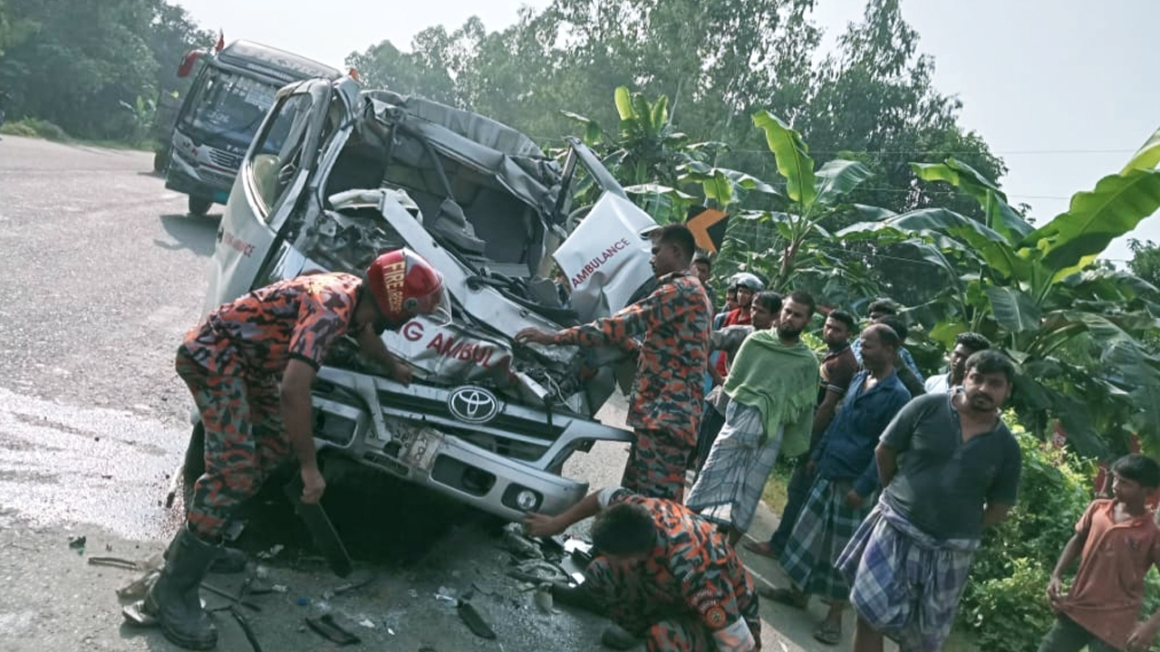 দিনাজপুরের ঘোড়াঘাটে শুক্রবার দুমড়েমুচড়ে যাওয়া অ্যাম্বুলেন্স থেকে হতাহতদের উদ্ধারে ফায়ার সার্ভিস। ছবি : কালবেলা