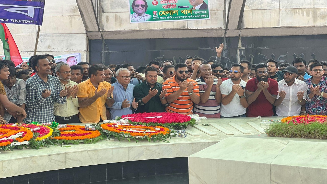 জিয়াউর রহমানের মাজারে পুষ্পস্তবক অর্পণের মাধ্যমে শ্রদ্ধা নিবেদন করেছে জাতীয়তাবাদী ছাত্রদল। ছবি : কালবেলা