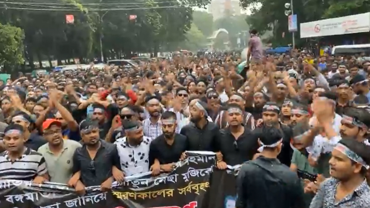বিভিন্ন ব্যানারে সমাবেশস্থলে জড়ো হচ্ছেন নেতাকর্মীরা। ছবি : কালবেলা