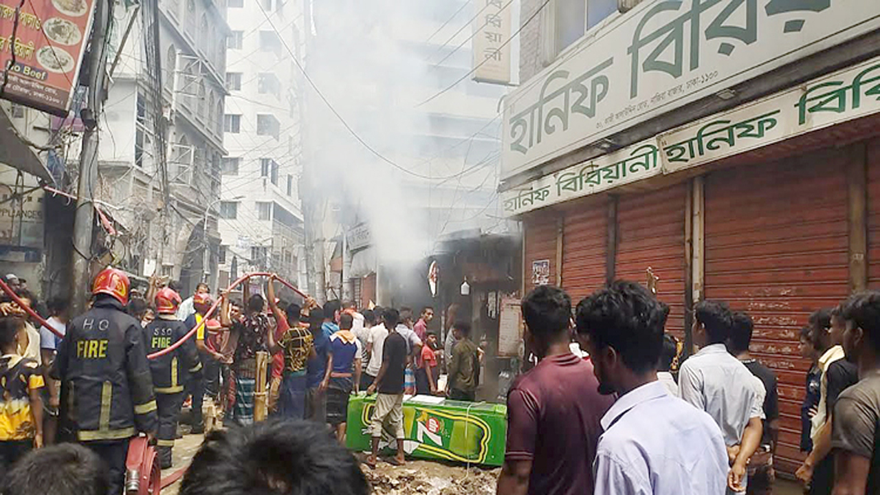 রাজধানীর পুরান ঢাকার নাজিরাবাজার এলাকায় দুটি দোকানে অগ্নিকাণ্ডের ঘটনা ঘটে। ছবি : কালবেলা