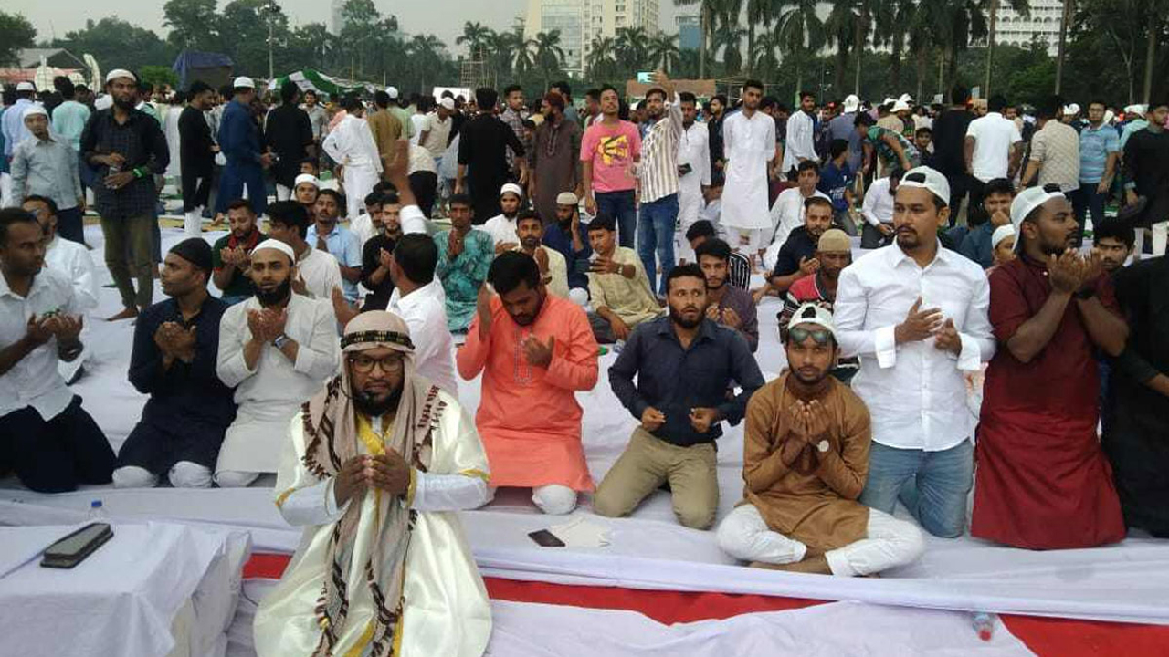 ঐতিহাসিক সোহরাওয়ার্দী উদ্যানে নামাজ আদায় করেন ছাত্রলীগের নেতাকর্মীরা। ছবি : সংগৃহীত