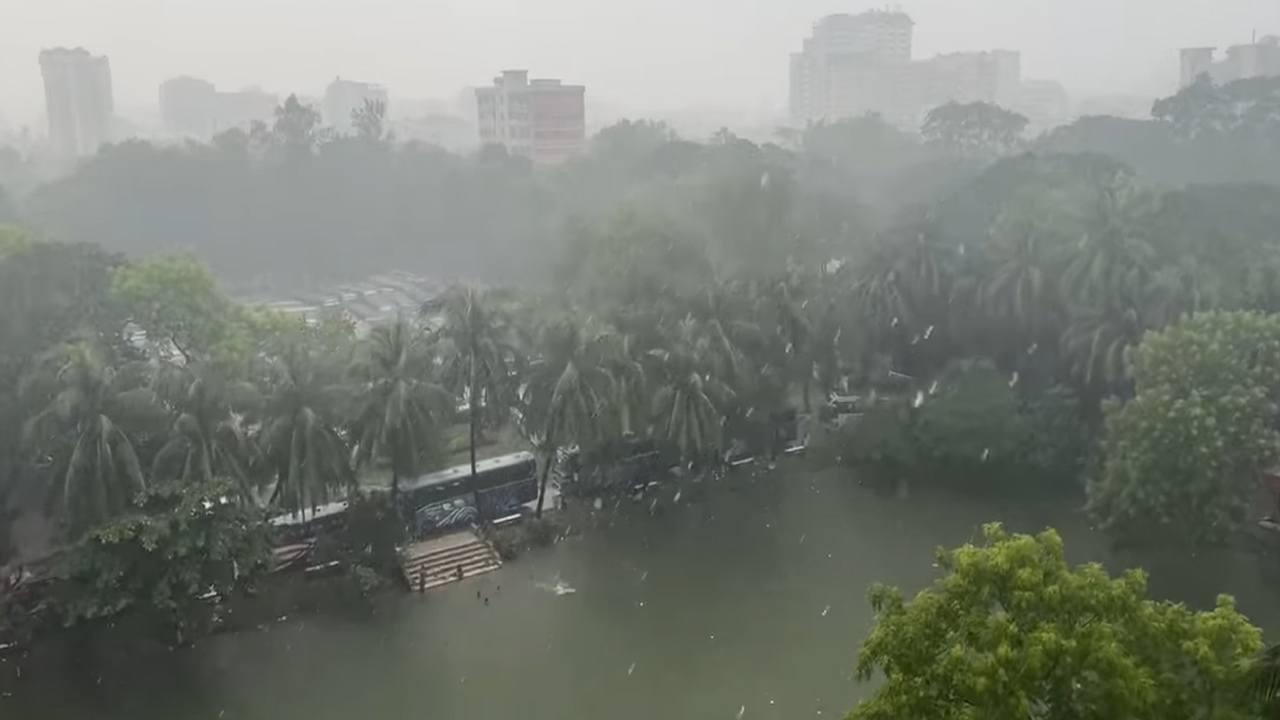 রাজধানীতে দুপুরের দিকে বৃষ্টি হয়। ছবি : কালবেলা