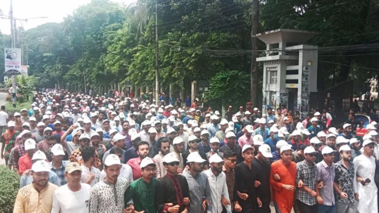 মিছিল-স্লোগানে সোহরাওয়ার্দী উদ্যানের দিকে যাচ্ছেন নেতা-কর্মীরা। ছবি : সংগৃহীত