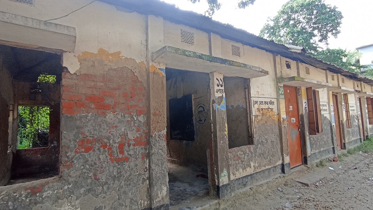 ব্রাহ্মণপাড়া উপজেলার একটি প্রাথমিক বিদ্যালয়ের জরাজীর্ণ ভবন। ছবি : কালবেলা