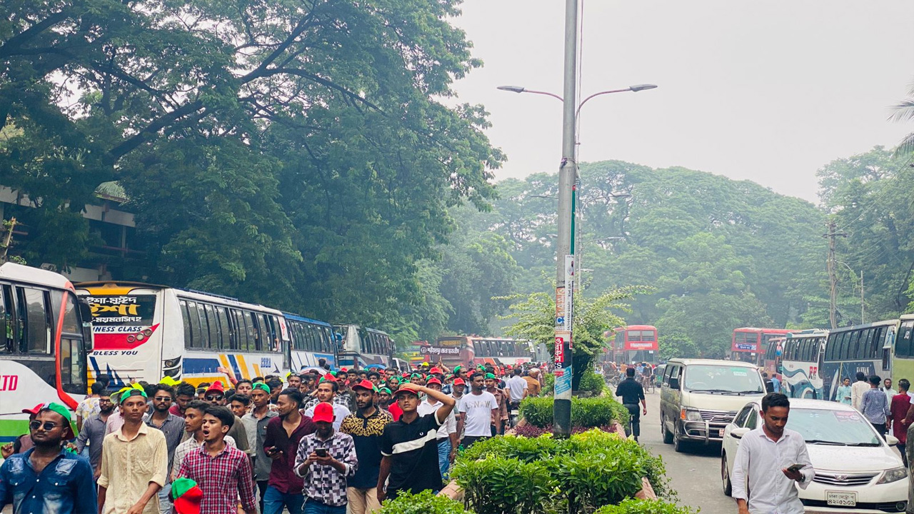 সোহরাওয়ার্দী উদ্যানে ছাত্রলীগের সমাবেশে যোগ দিতে আসছেন নেতাকর্মীরা। ছবি : কালবেলা