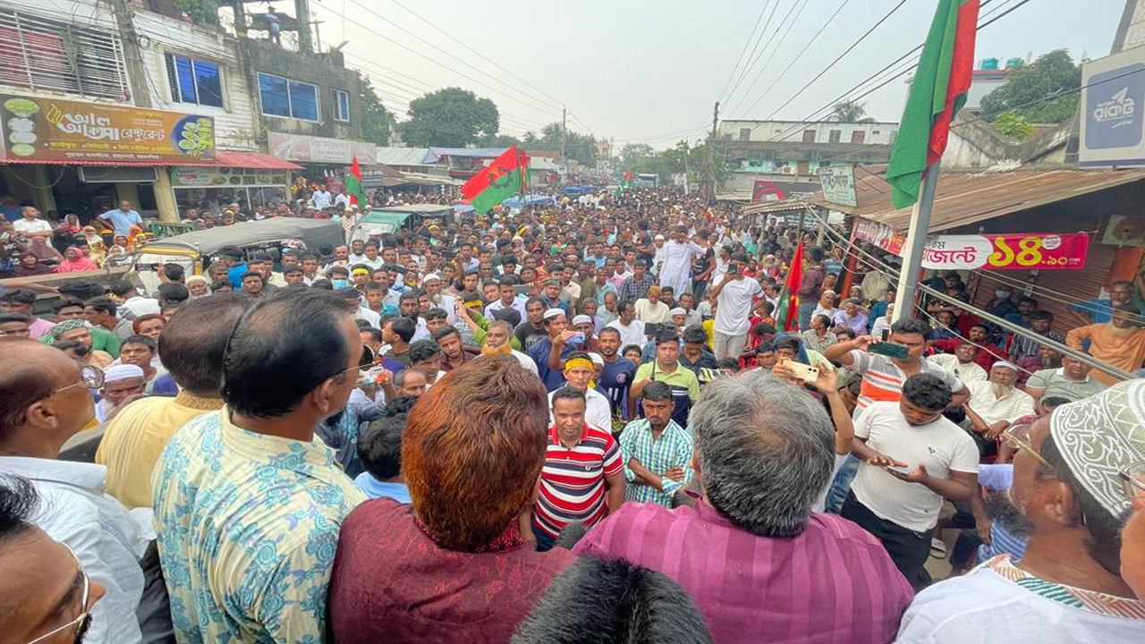 ময়মনসিংহের হালুয়াঘাট পুরাতন বাসস্ট্যান্ডে গণসমাবেশে বক্তব্য রাখছেন এমরান সালেহ প্রিন্স। ছবি : কালবেলা