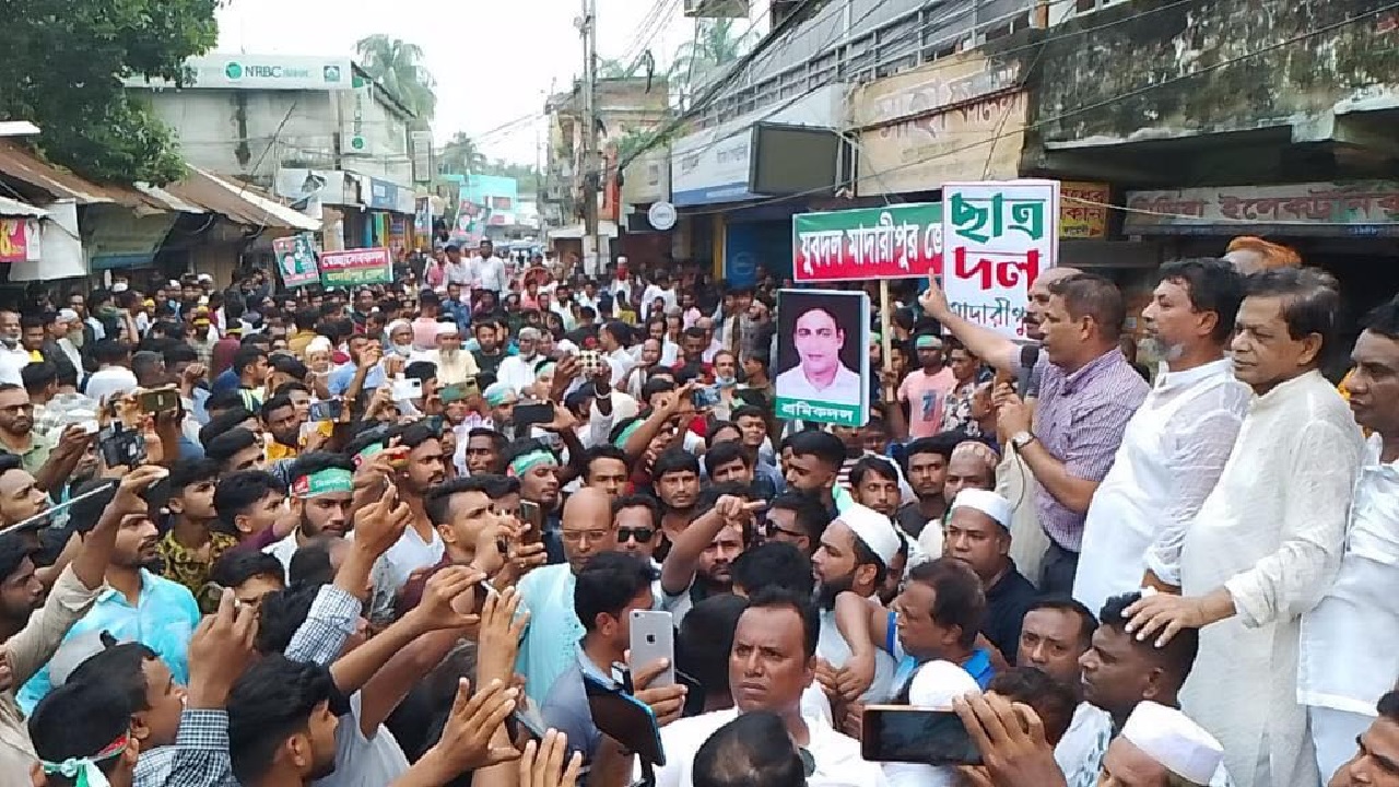 পুরান বাজার বাদামতলায় সমাবেশে বিএনপির নেতাকর্মীরা। ছবি : কালবেলা